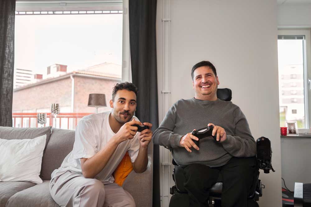 Assistent och patient spelar tv-spel tillsammans